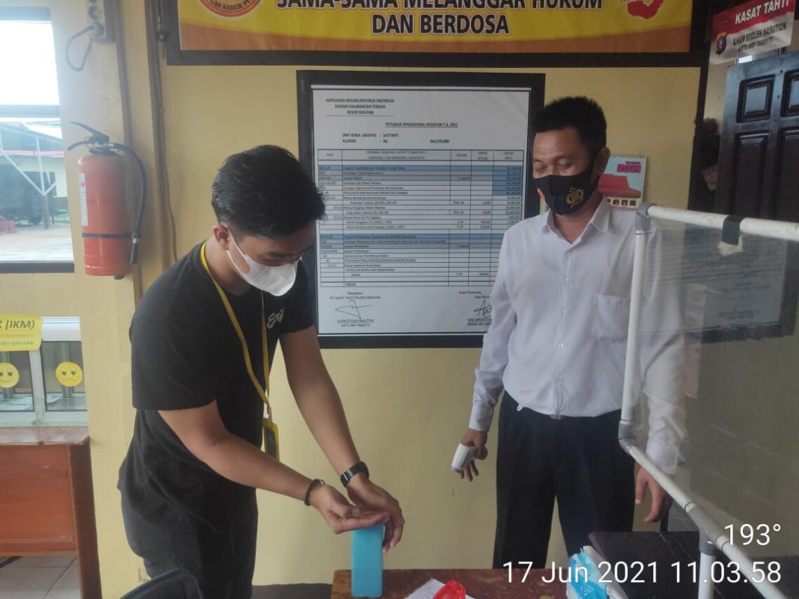 Polres Seruyan membatasi waktu besuk tahanan di Rumah Tahanan Polres Seruyan sebagai langkah antisipasi untuk mencegah penyebaran virus Corona atau Covid-19, Kamis (17/6/2021). Foto : Tbn