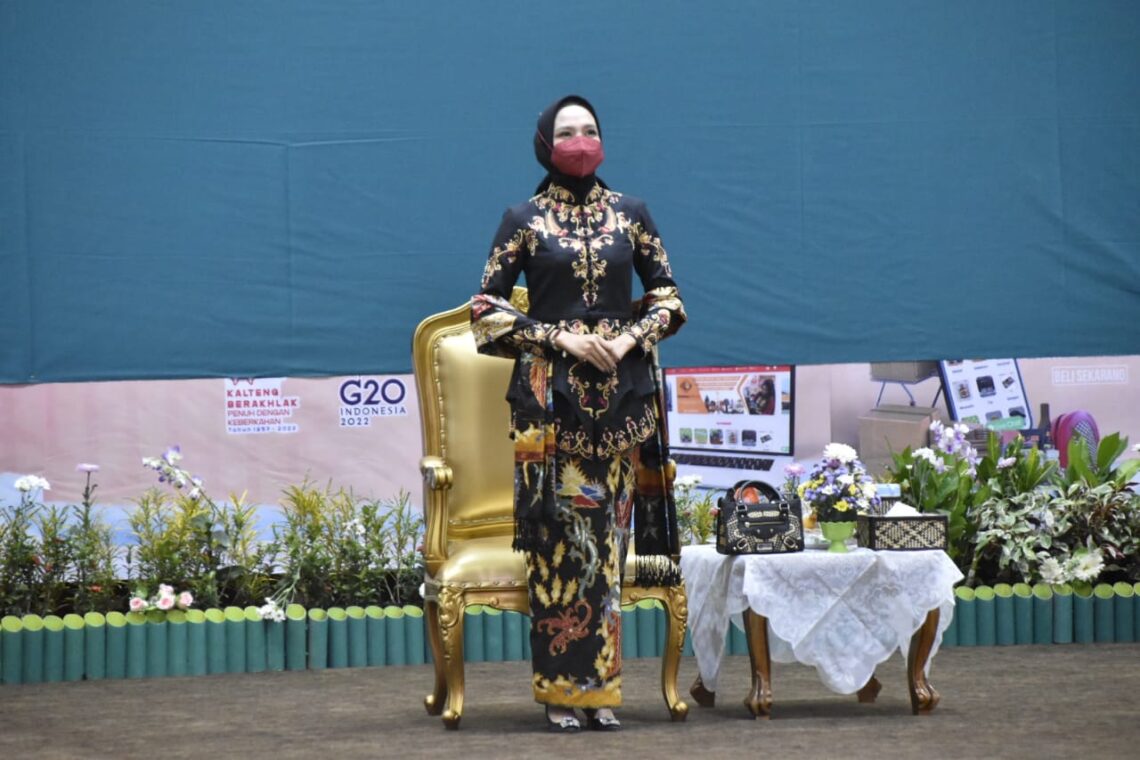 Ivo Sugianto Sabran saat dilantik sebagai Ketua Dekranasda Prov. Kalteng masa bakti tahun 2021-2024