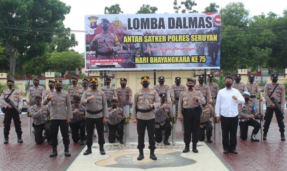 Jajaran Polres Seruyan foto bersama usai penyerahan reward kepada anggota yang berprestasi, Kamis (17/6/2021). Foto : TN