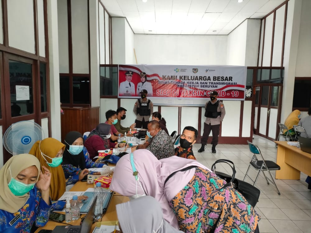 Personel Polsek Seruyan Hilir (Serhil) melaksanakan kegiatan pengamanan dan monitoring pelaksanaan vaksinasi covid-19  kepada para tenaga Pelayanan Publik dan masyarakat di Kantor Dinas Tenaga Kerja dan Transmigrasi Kabupaten Seruyan, Kamis (17/06/2021). Foto : Tbn