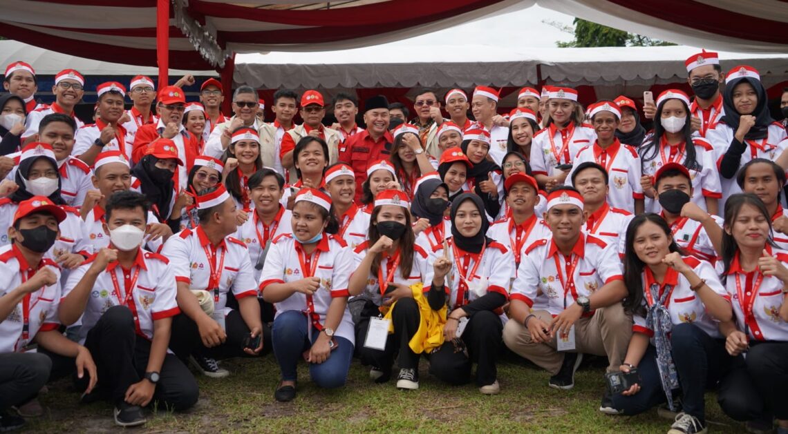 Gubernur Kalteng H. Sugianto Sabran bersama seluruh mahasiswa peserta KKN