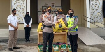 Polwan Polres Seruyan Terus Berbagi di Tengah Pandemi