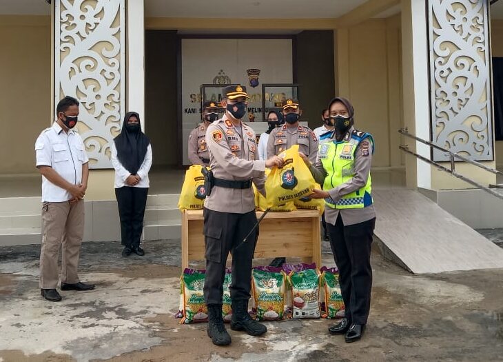 Kapolres Seruyan AKBP Bayu Wicaksono, S.H., S.I.K., M.Si. melepas Personil Polwan Polres Seruyan dalam rangka Seruyan Berbagi Sembako kepada masyarakat di Mapolres Seruyan Jl.A Yani Kec.Seruyan Hilir Kab.Seruyan, Sabtu (17/7/2021). Foto : Tbn