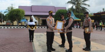 Kapolres Seruyan Beri Reward Anggota Berprestasi