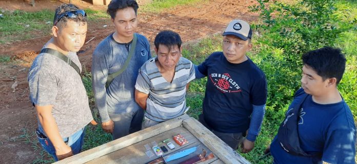 Pelaku pembawa sabu Tuhir (36) warga Desa Tanggirang Kec. Kapuas hulu Kab. Kapuas Prov Kalteng saat diamankan polisi. Foto : Tbn