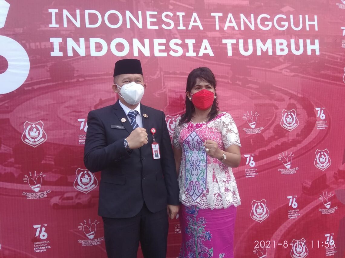 Sekda Kapuas Septedy dan istri selepas mengikuti upacara HUT RI ke 76 tahun 2021 dilanjutkan dengan virtual Secara Nasional. Foto : Lg