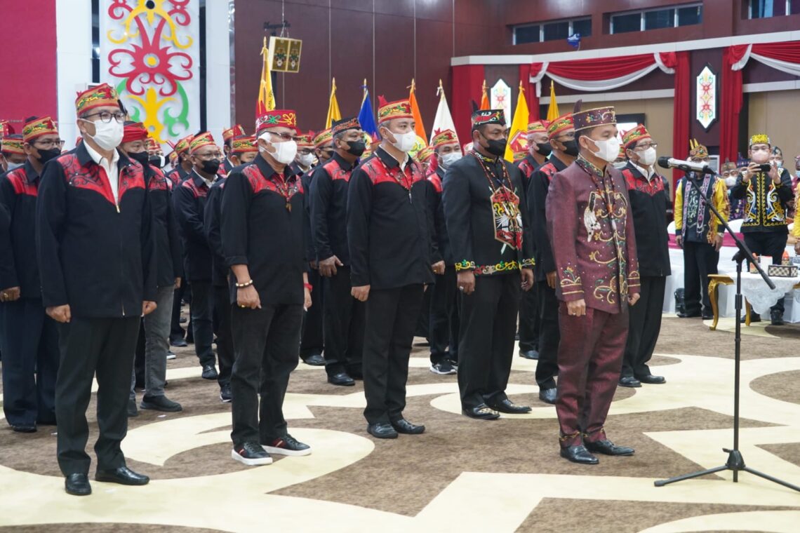 Presiden Majelis Adat Dayak Nasional (MADN) Marthin Billa melantik Pengurus Dewan Adat Dayak (DAD) Provinsi Kalimantan Tengah, masa bakti 2021-2026, di Aula Jayang Tingang, Kantor Gubernur Kalteng, Selasa (16/8) malam.