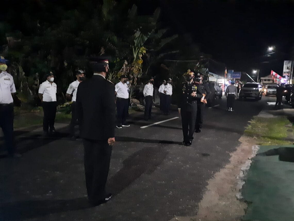 Kapolres Seruyan AKBP Bayu Wicaksono, S.H., S.I.K., MSi. memimpin Upacara renungan suci di Makam Pasir Kencana Kelurahan Kulala Pembuang II Kecamatan Seruyan Hilir Kabupaten Seruyan, dalam rangka memperingati Hari Ulang Tahun (HUT) ke-76 Republik Indonesia. Foto : Tbn