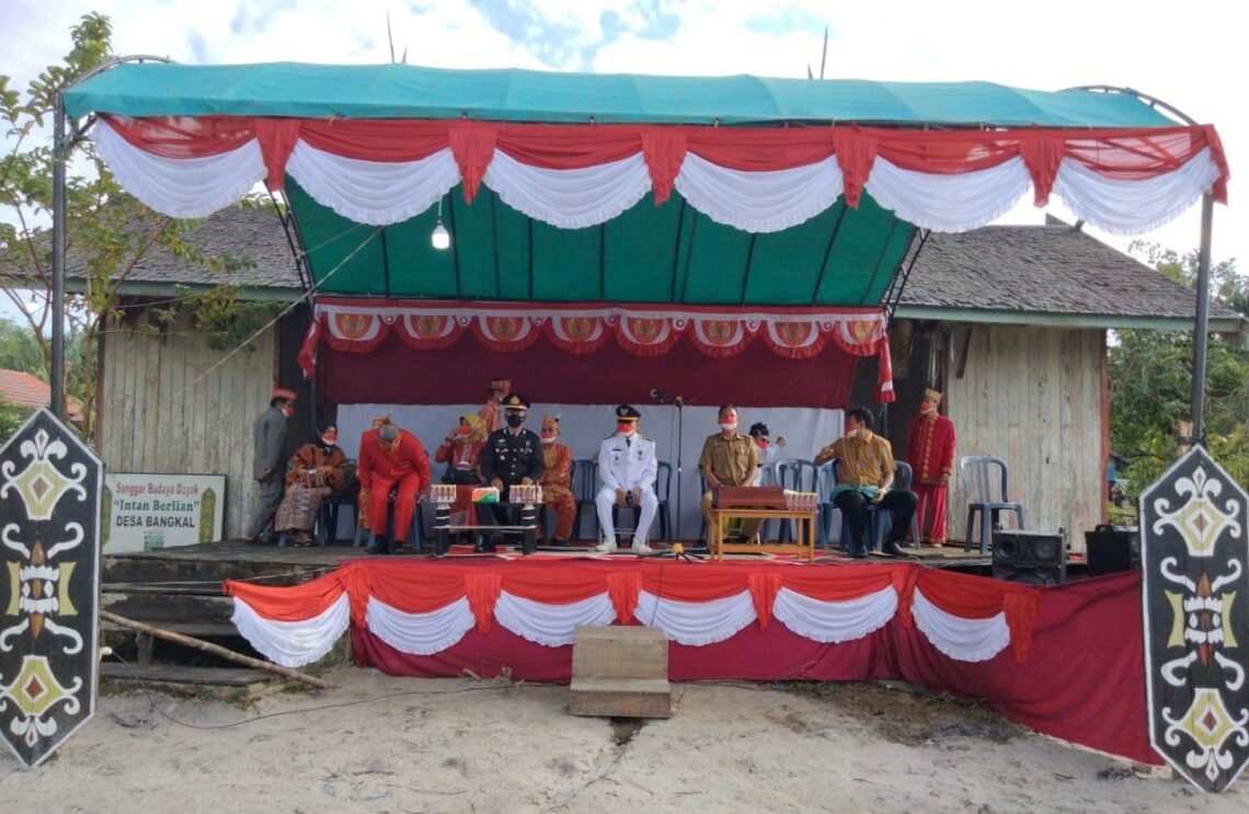 Polsek Danau Sembuluh hadiri Upacara 17 Agustus yang bertempat di Lapangan Sanggar Budaya Dayak Intan Berlian Desa Bangkal Kec. Seruyan Raya Kab. Seruyan Prov. Kalteng, Selasa (17/08/2021). Foto : Tbn