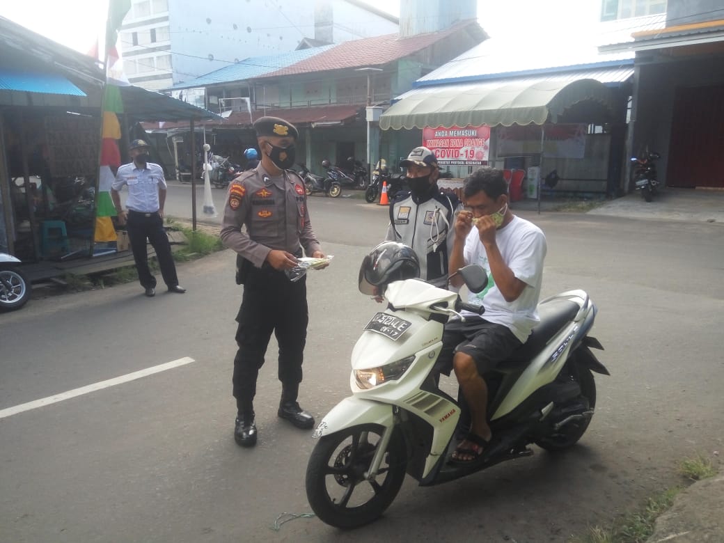 Sebagai upaya pendisiplinan masyarakat terhadap protokol kesehatan, Anggota Posko Pendisiplinan Prokes di kawasan pertokoan melaksanakan piket dan pendipslinan Prokes Jalan Ais Nasution kecamatan Seruyan Hilir Kabupaten Seruyan, Selasa (17/08/2021). Foto : Tbn