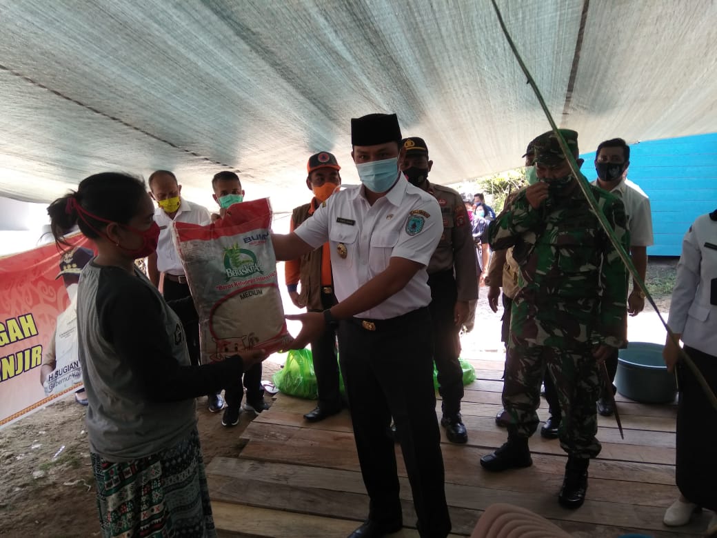 Bupati Lamandau H Hendra Lesmana menyerahkan bantuan paket sembako Pemprov Kalteng, Kamis (17/9/2020). Foto : By