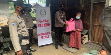 Kapolsek Hanau Berikan Bansos Kepada Masyarakat Terdampak Covid-19