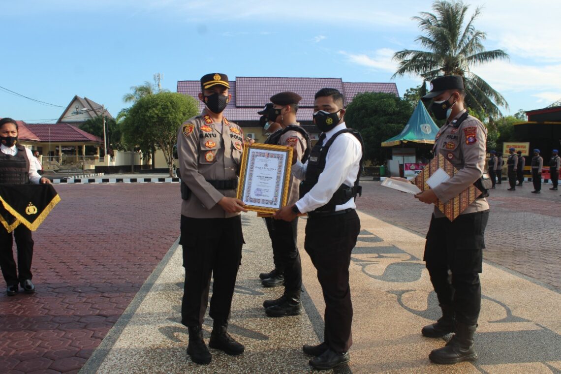 Kapolres Seruyan memberikan reward kepada personel Polres Seruyan yang berprestasi atas dedikasinya dalam melaksanakan tugas yang disaksikan Pejabat utama dan seluruh personel Polres Seruyan, Jumat (17/9/2021). Foto : Tbn