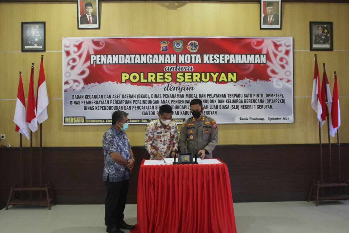 Kapolres Seruyan AKBP Bayu Wicaksono, S.H., S.I.K., M.Si. melakukan MoU dengan Sekolah Luar Biasa (SLB) Negeri 1 Seruyan dalam rangka mendukung Pelayanan dan pengamanan bagi masyarakat Kabupaten Seruyan, Jumat (17/09/2021). Foto : Tbn