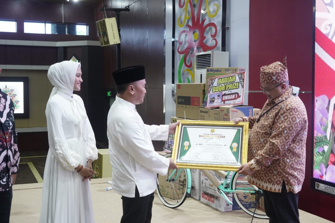 Penyerahan piagam penghargaan Bakumpai Award