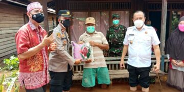 Kapolsek Danau Sembuluh Kawal Bupati Bagikan Bansos ke Warga   