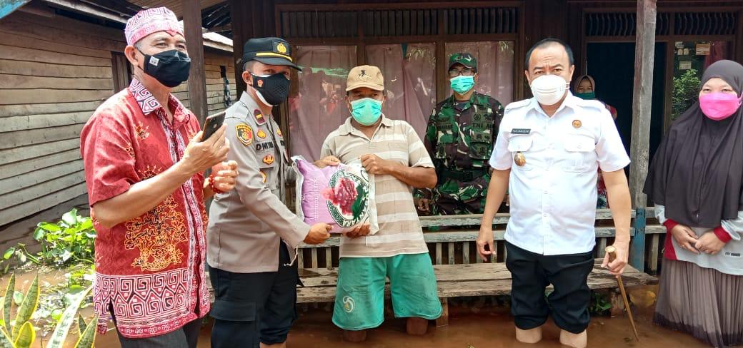 Polsek Danau Sembuluh, Polres Seruyan, Polda Kalteng, bersama Bupati Seruyan Yulhaidir serta Kapolsek Danau Sembuluh melaksanakan blusukan sekaligus memberikan Bantuan sembako kepada warga yang terdampak Bencana Banjir di Desa Terawan dan Desa Lanpasa Kecamatan Seruyan Raya Kabupaten Seruyan Prov. Kalteng. Foto : Tbn