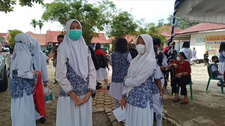 Siswa siswi SMPN-1 Murung Kabupaten Murung Raya mengantri untuk mendapatkan suntik vaksin, Kamis (16/9/2021). Foto : Kpl