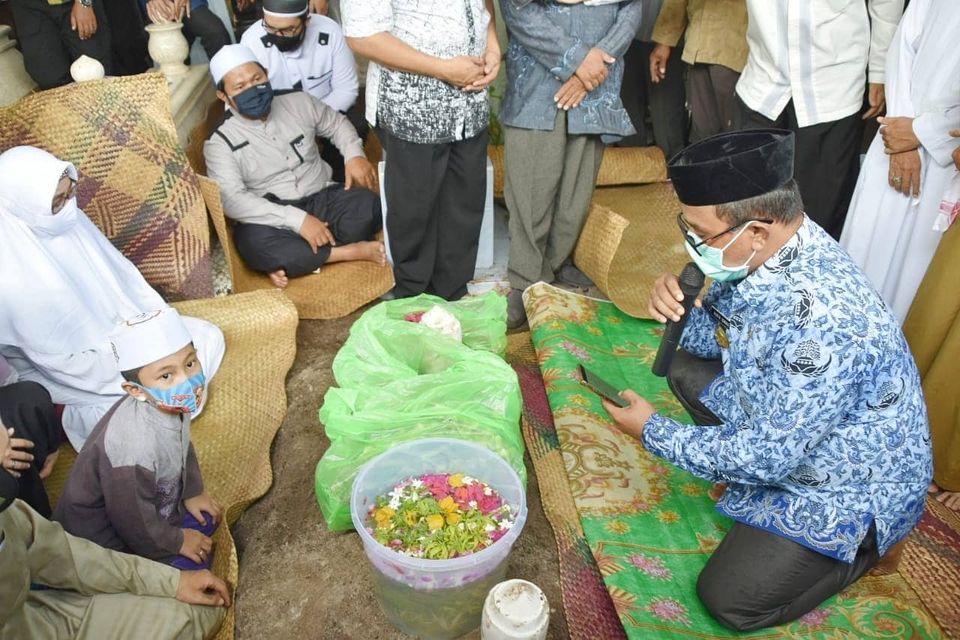 Wagub Kalteng Habib Ismail Bin Yahya saat meminpin doa di pemakaman Ketua MUI Kalteng Alm KH Anwar Isa, Kamis (17/9/2020). Foto : Ist