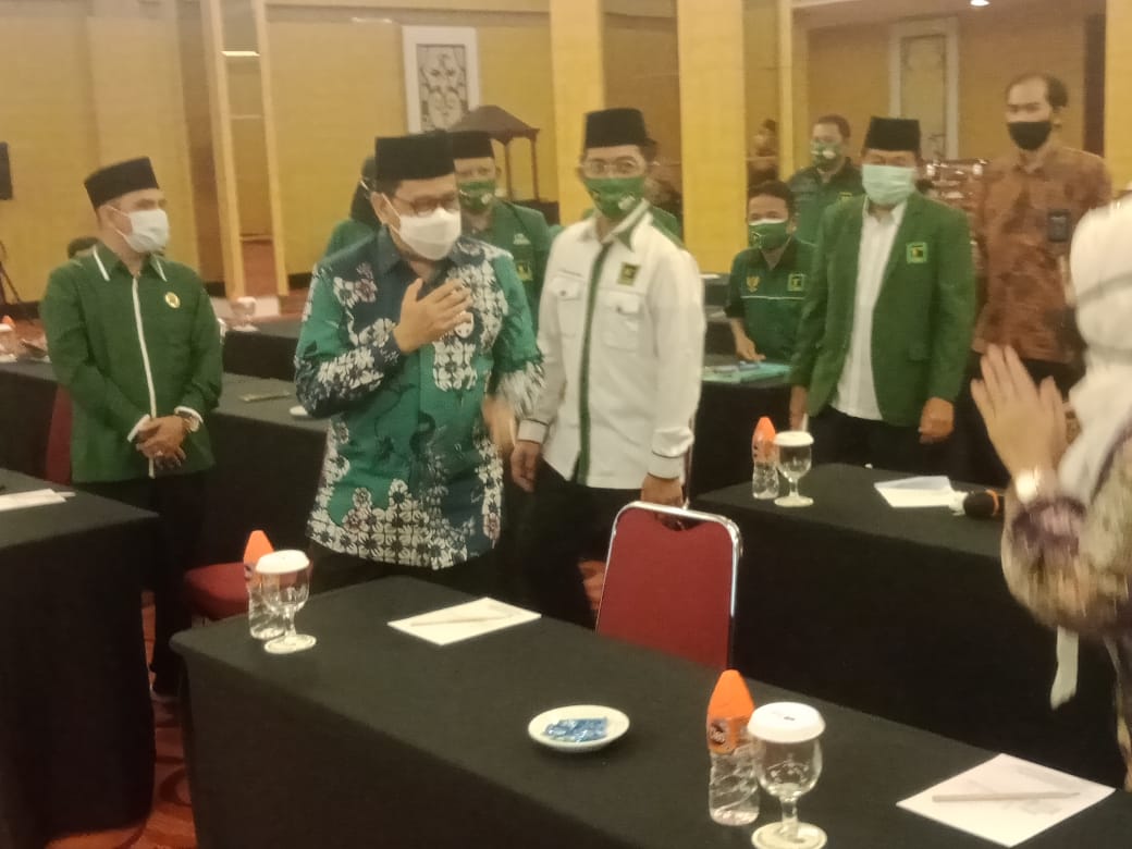 KH Zainut Tauhid saat berada ditengah kegiatan DPW PPP Kalteng dalam Rapimwil V dan Bimtek DPRD kabupaten kota se-Kalteng, Selasa (13/10/2020). Foto : At