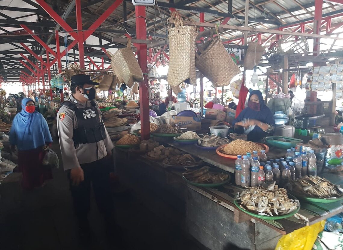 Anggota Polsek Seruyan Hilir lakukan patroli dialogis di Kuala Pembuang, Kabupaten Seruyan, Provinsi Kalimantan Tengah, Minggu (17/10/2021) pukul 09.00 Wib. Foto : Tbn