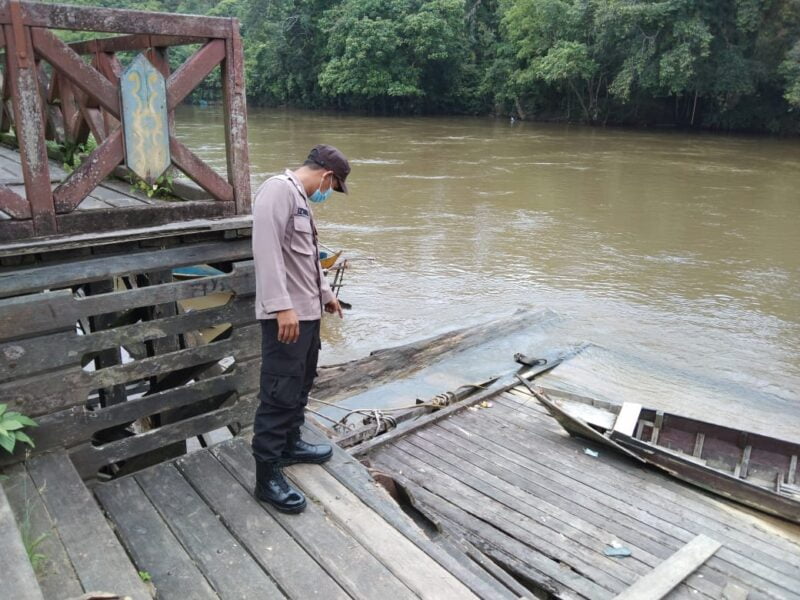 Polsek Seruyan Hulu Polres Seruyan Polda Kalimantan Tengah, mengantisipasi meluapnya air Sungai Seruyan, Minggu (17/10/2021). Foto : Tbn