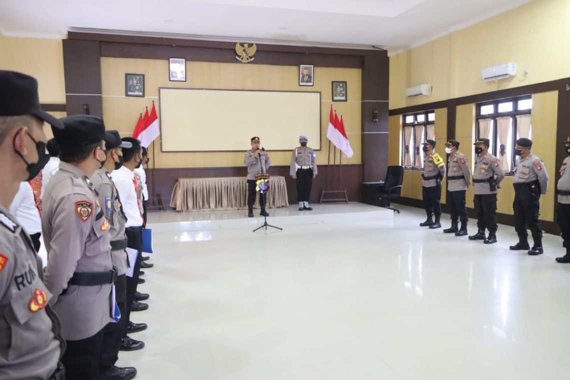 Wakapolres Seruyan Kompol Yosef Thomas Tortet, S.Hut., S.I.K saat mengambil Apel Jam Pimpinan di Aula Polres Seruyan, jajaran Polda Kalteng. Senin (17/10/2022). Foto : Tbn