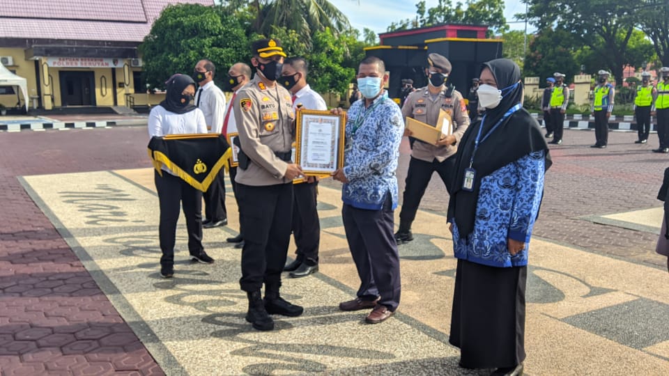 Kapolres Seruyan memberikan reward kepada personel Polres Seruyan yang berprestasi atas dedikasinya dalam melaksanakan tugas yang disaksikan Pejabat utama dan seluruh personel Polres Seruyan. Foto : Tbn