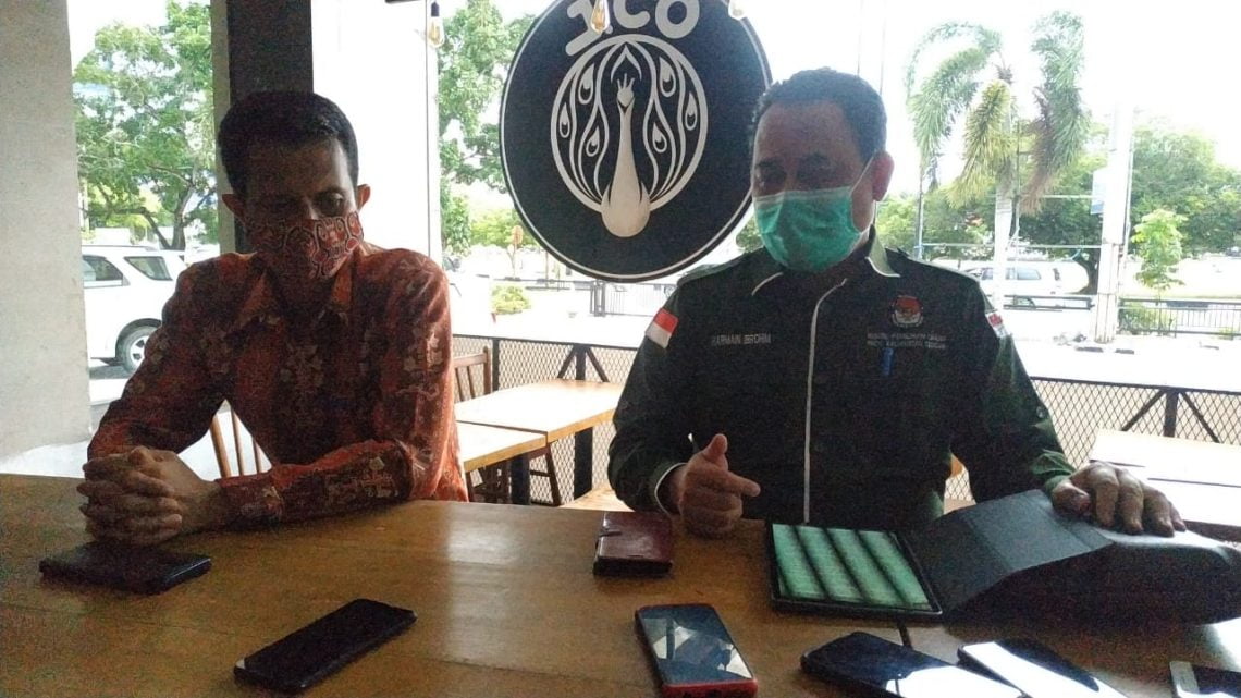 Ketua KPU Kalteng, Harmain Ibrahim saat press release di JCO Donuts & Coffee, Kamis (17/12/2020) sore. Foto : Ist