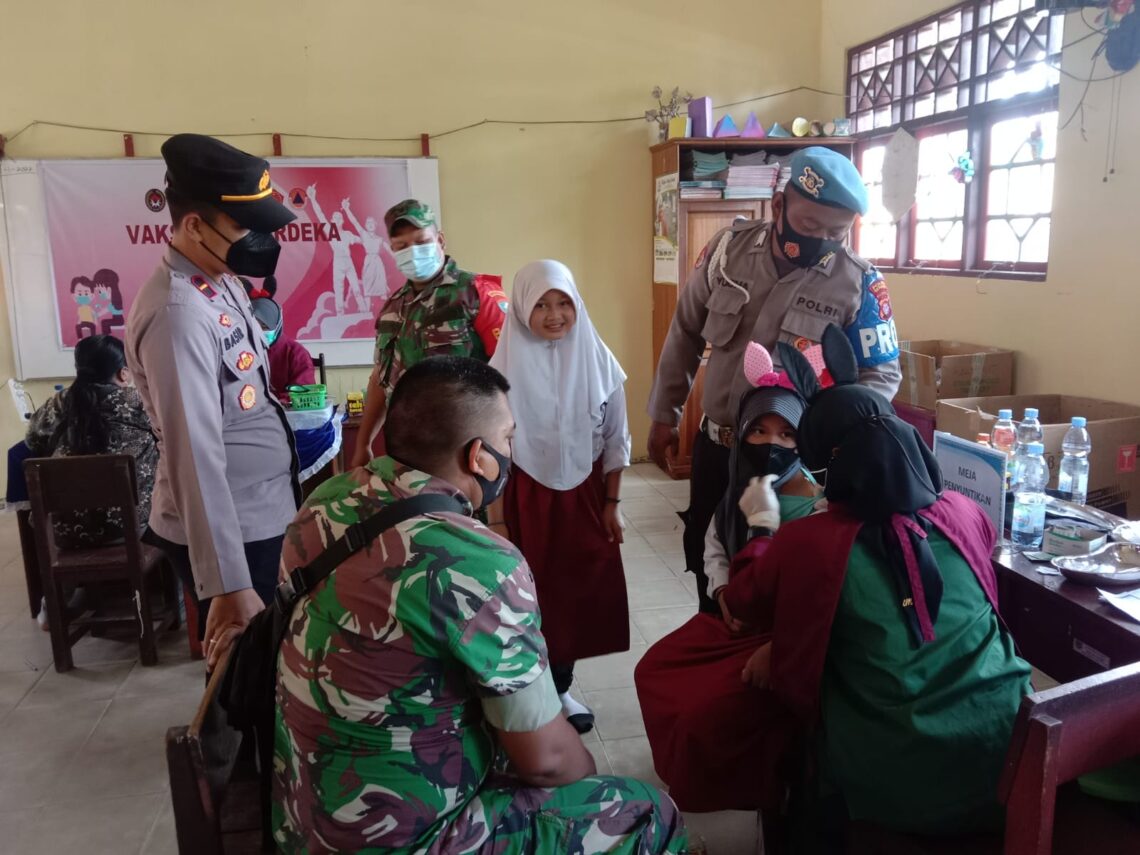 Personil Polsek Hanau jajaran Polres Seruyan, Polda kalteng melaksanakan pengamanan Vaksinasi Covid-19, anak usia 6 tahun sampai 11 tahun, di SDN 2 Pembuang Hulu II Kec. Hanau Kabupaten Seruyan, Selasa (18/01/2022).Foto : Tbn