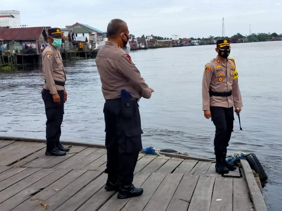 Kapolres Seruyan AKBP Bayu Wicaksono, S.H., S.I.K., M.Si, memantau debit air di DAS Seruyan, Senin (18/1/2021) pagi. Foto : Tbn