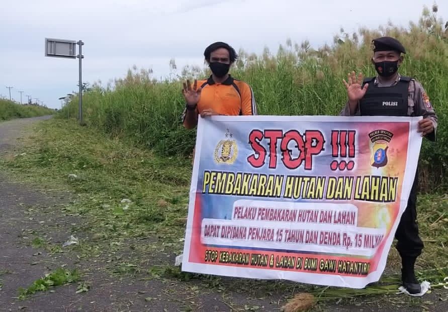 Anggota Polsek Seruyan Hilir melakukan sosialisasi maklumat Kapolda tentang larangan Karhutla, Senin (18/1/2021). Foto : Tbn
