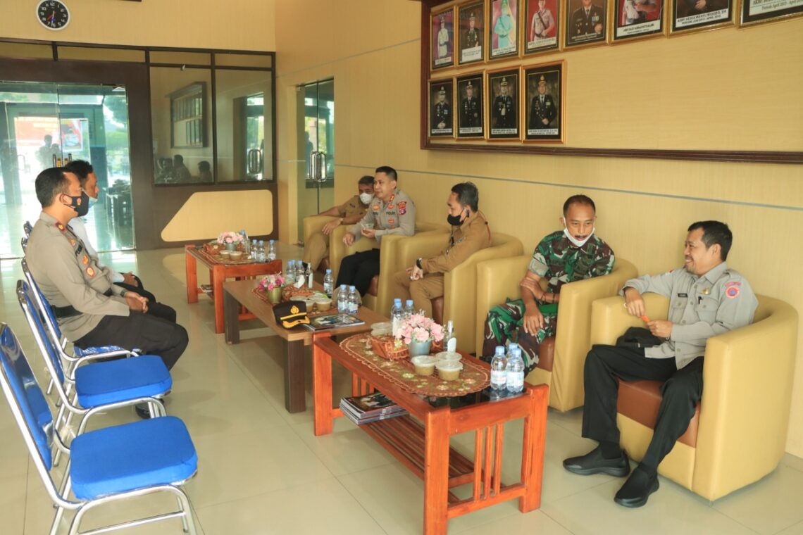 Kapolres Seruyan Bersama Forum Komunikasi Pimpinan Daerah (Forkompimda) mengadakan kegiatan Coffee morning bersama Forum Komunikasi Pimpinan Daerah (Forkopimda) di Mapolres, Selasa (18/01/2022). Foto : Tbn