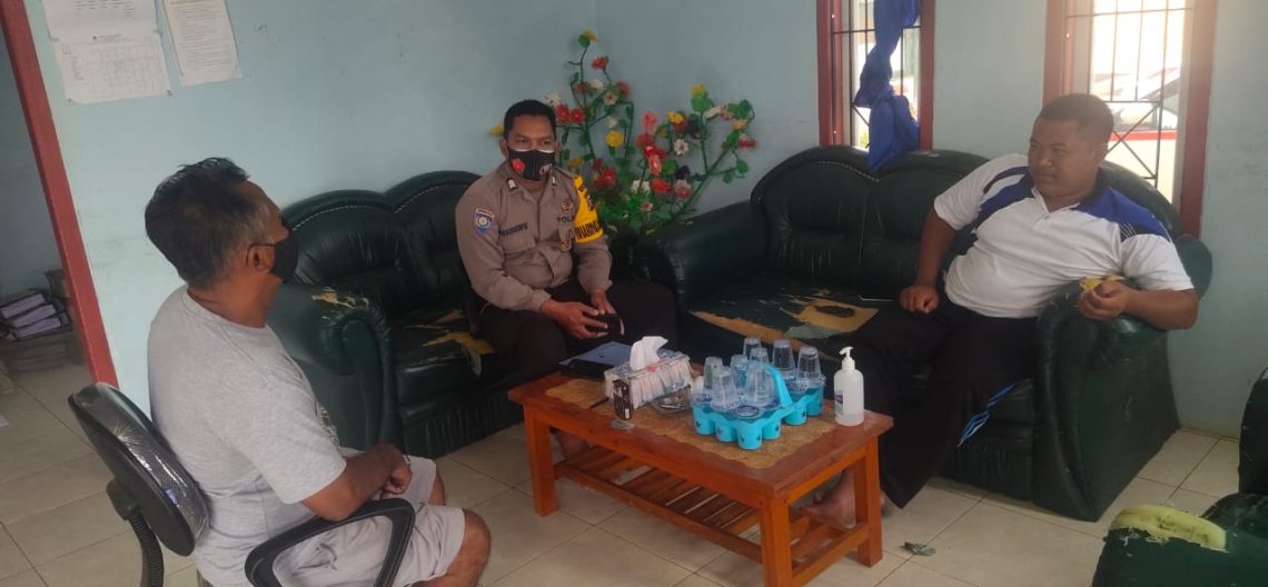 Anggota Polsek Seruyan Tengah melakukan sosialisasi Saber Pungli di wilayah hukumnya, Senin (18/1/2021). Foto : Tbn