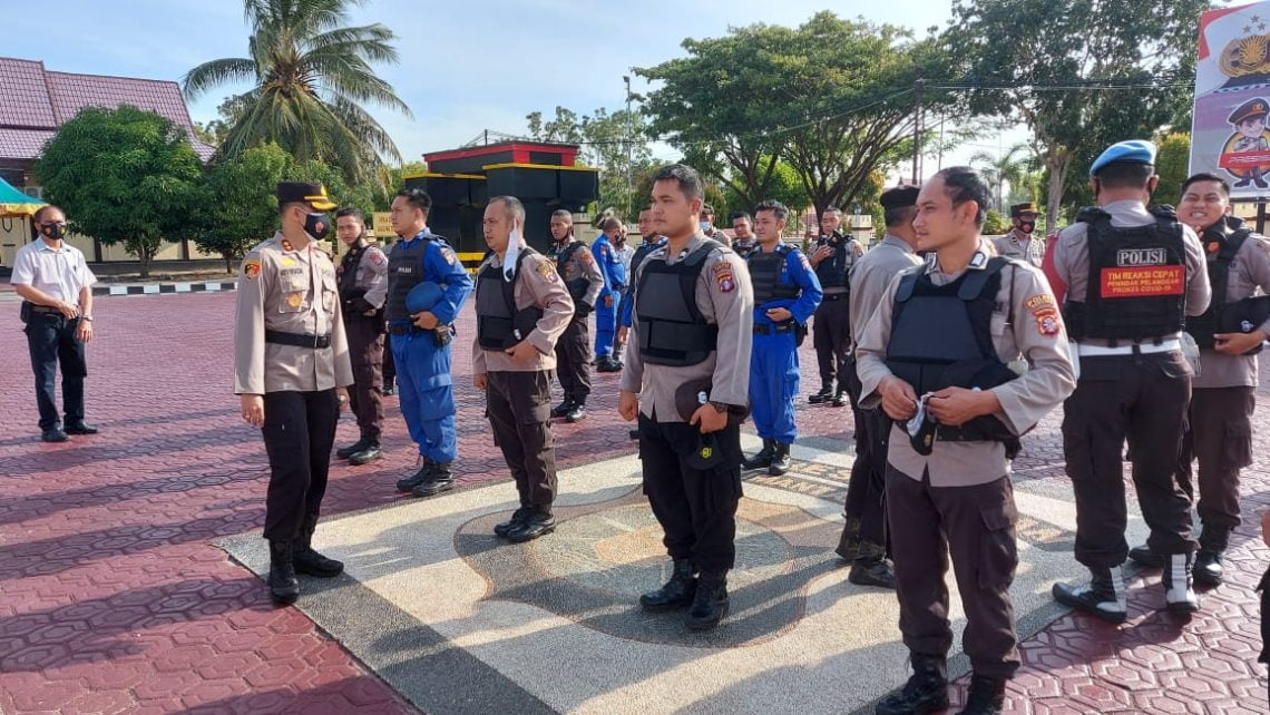 Kapolres Seruyan AKBP Bayu Wicaksono didampingi Kasi Propam beserta seluruh Anggota Propam memeriksa sikap tampang serta kelengkapan surat-surat identitas pribadi yang wajib dimiliki oleh seorang Anggota Polri, Kamis (18/2/2021). Foto : Tbn