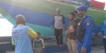 Satpolairud Polres Seruyan Selalu Ingatkan Warga Pesisir Taati Protokol Kesehatan