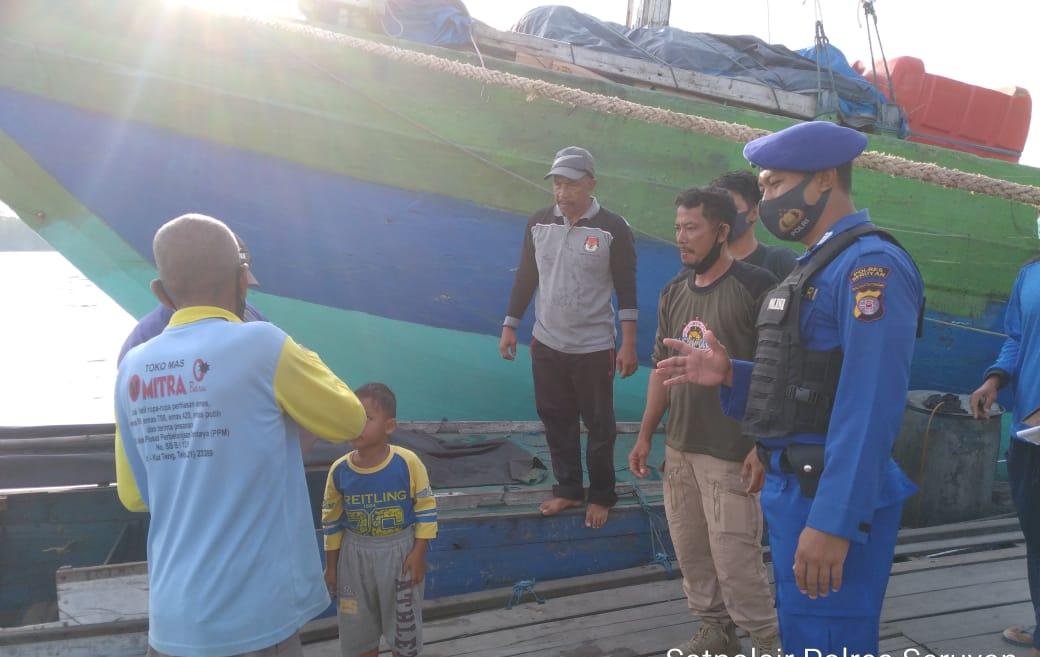 Satpolairud Polres Seruyan  memberikan imbauan kepada masyarakat pesisir terkait protokol Kesehatan di sekitar pesisir DAS Seruyan Kuala pembuang Kecamatan Seruyan Hilir Kabupaten Seruyan Provinsi Kalteng, Jumat (18/02/2021). Foto : Tbn