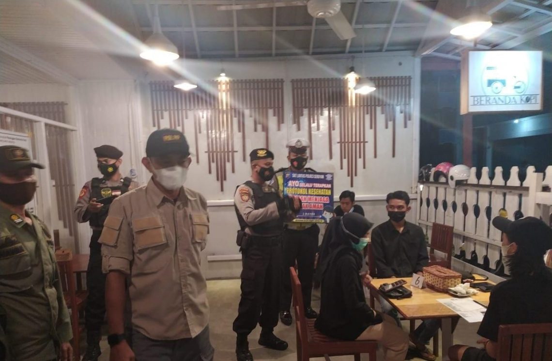 Polres Seruyan menurunkan KRYD Regu Alpha untuk melaksanakan patroli pemantauan wilayah di sekitar Kota Kuala Pembuang Kecamatan Seruyan Hilir Kabupaten Seruyan, Rabu (17/2/2021) malam. Foto : Tbn