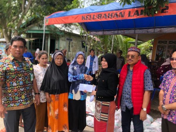 Sekda Prov. Kalteng H. Nuryakin dan istri Hj. Anitha Nuryakin menyerahkan bantuan untuk korban kebakaran di Lahei II Kabupaten Barito Utara