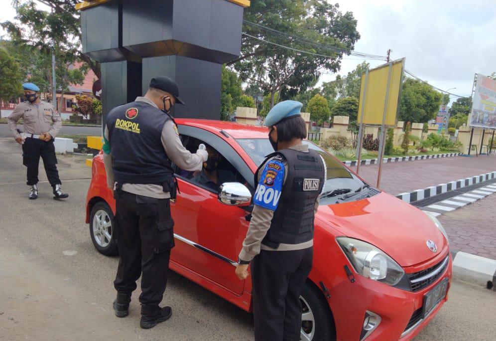 Pengecekan suhu tubuh anggota Polres Seruyan Polda Kalteng, rutin dilaksanakan oleh Propam Polres Seruyan, Kamis (18/3/2021). Foto : Tbn