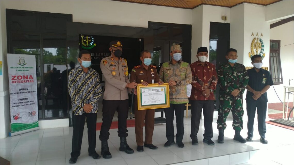 Foto bersama Kajari Lamandau bersama para undangan usai pencanangan zona integritas, Kamis (18/3/2021) di halaman Kejari Lamandau. FOTO : by