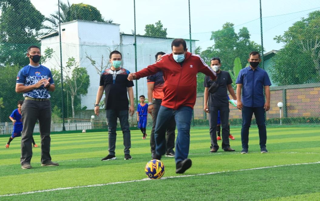 Menendang bola. Irjen Rikwanto, menendang bola, usai meresmikan lapangan mini soccer HB88, Kapuas, kemarin. Foto ist