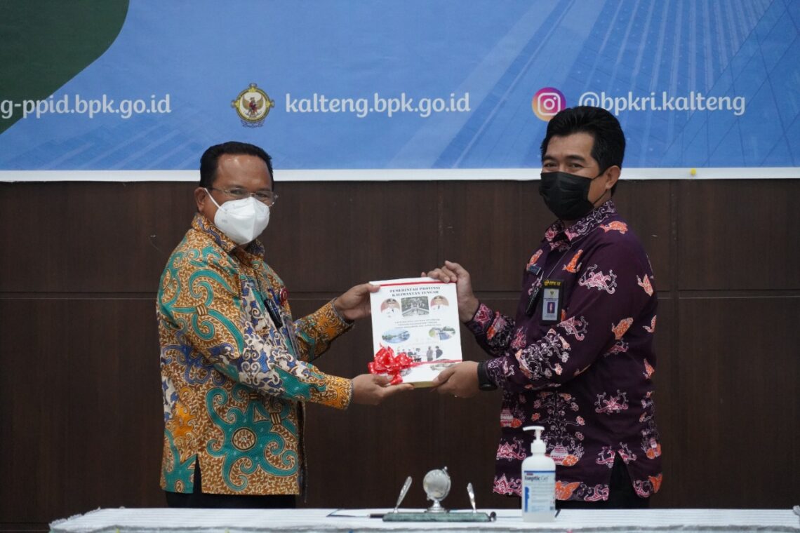 Pj. Sekretaris Daerah Prov. Kalteng H. Nuryakin saat melakukan penyerahan Laporan Keuangan Pemprov. Kalteng Tahun Anggaran 2021 kepada BPK RI