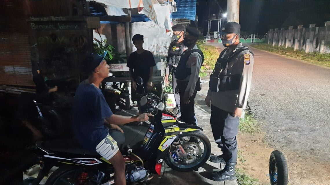 Patroli sambang dan dialogis dengan warga masyarakat sebagai upaya untuk menjaga situasi keamanan dan ketertiban masyarakat (Kamtibmas) di wilayah Kota Kuala Pembuang Kabupaten Seruyan, Rabu (17/03/2021) malam. Foto : Tbn