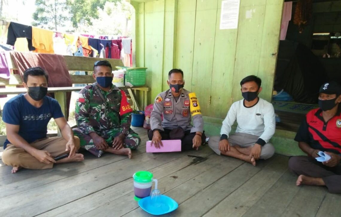 KUALA PEMBUANG, Borneodaily.co.id – Anggota Polsek Seruyan Hulu Polres Seruyan Polda Kalteng melaksanakan penyebaran Maklumat Kapolda Kalteng tentang larangan membakar hutan dan lahan, Kamis (18/3/2021). Foto : Tbn