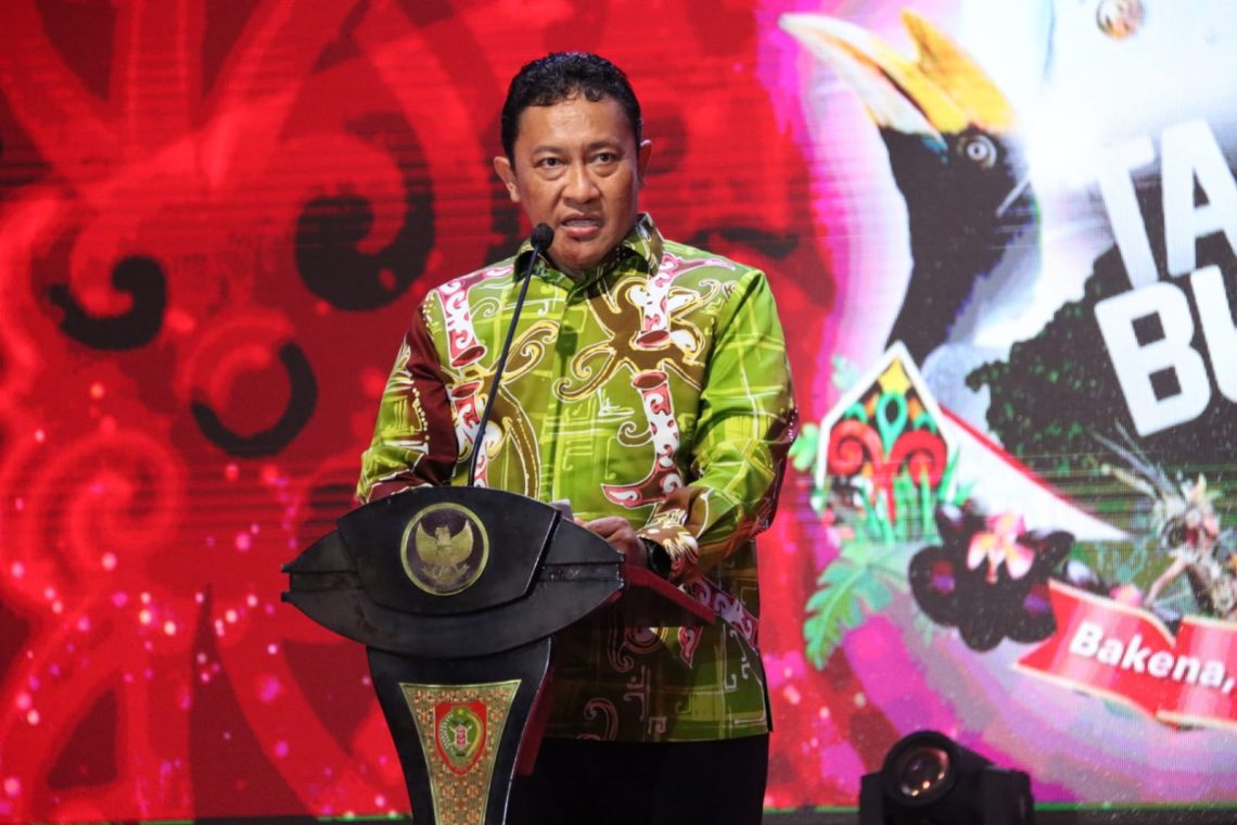 Wagub Edy Pratowo saat membaca sambutan Gubernur Kalteng pada Penutupan Festival Tambun Bungai 2023