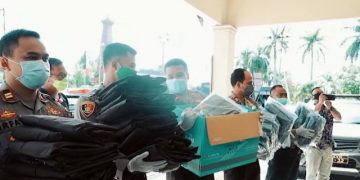 Lindungi Anggotanya dari Covid-19, Kapolres Kotim Bagikan 245 APD
