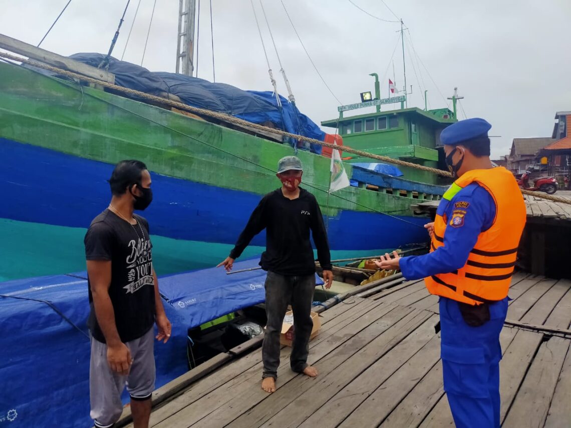 Personil Satpolairud Polres Seruyan memberikan imbauan di sekitar Dermaga Bongkar Muat Kuala Pembuang DAS Seruyan Kecamatan Seruyan Hilir Kabupaten Seruyan, Minggu (18/04/2021). Foto : Tbn