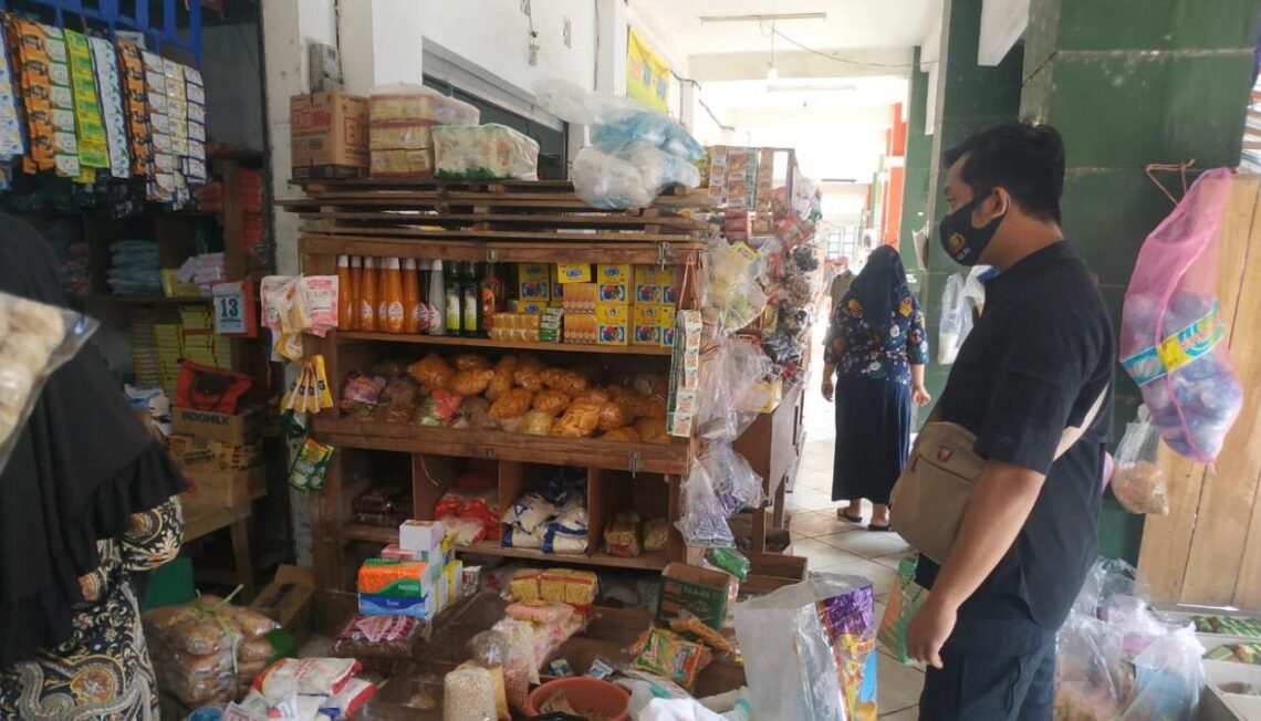 Sat Reskrim Polres Seruyan melakukan pengecekan harga pangan, ketersediaan dan aktivitas di warung dan pertokoan Kuala Pembuang Kabupaten Seruyan Provinsi Kalteng, Minggu (18/04/2021). Foto : Tbn