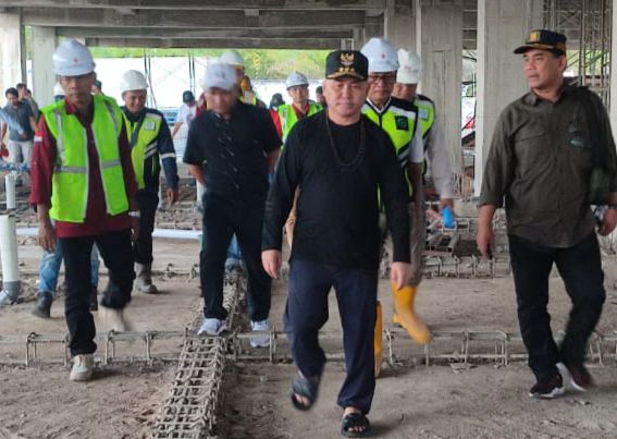 Gubernur Kalteng Sugianto Sabran, saat memantau arus jalur jalan dan bangunan saat berkunjung ke daerah.